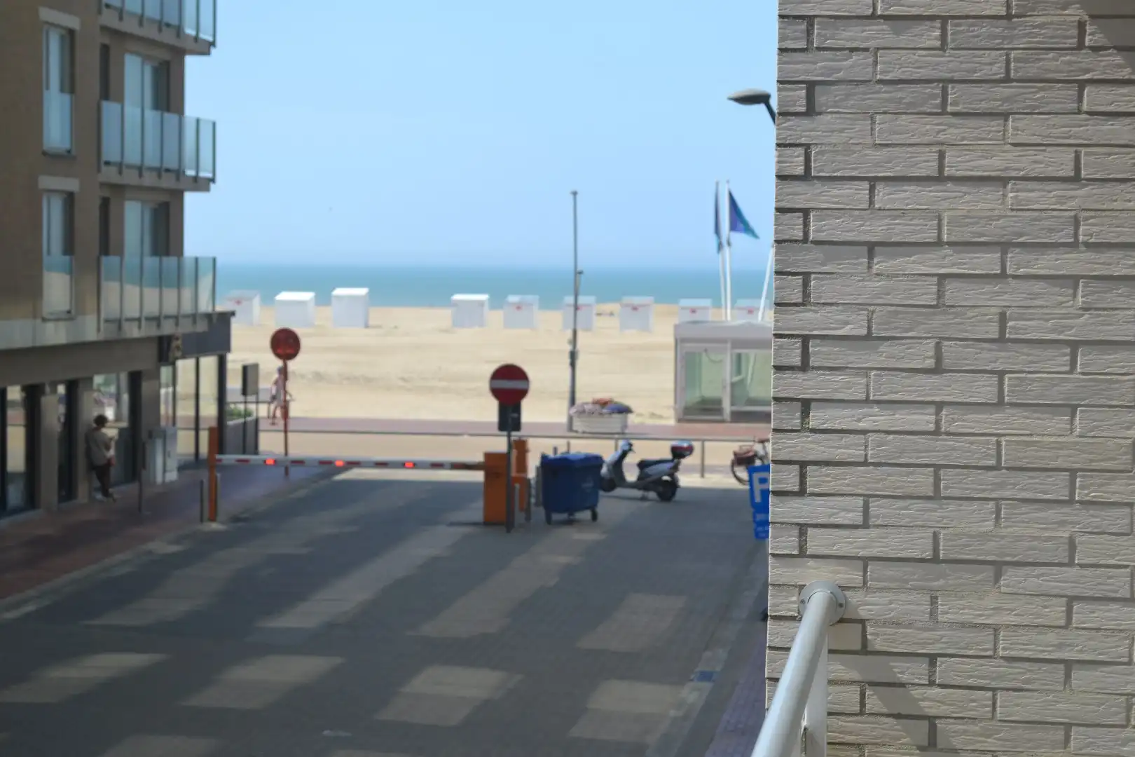 Gemeubeld appartement met  slaaphoek te Oostduinkerke ,  terras en  zijdelinks zeezicht.  foto 11