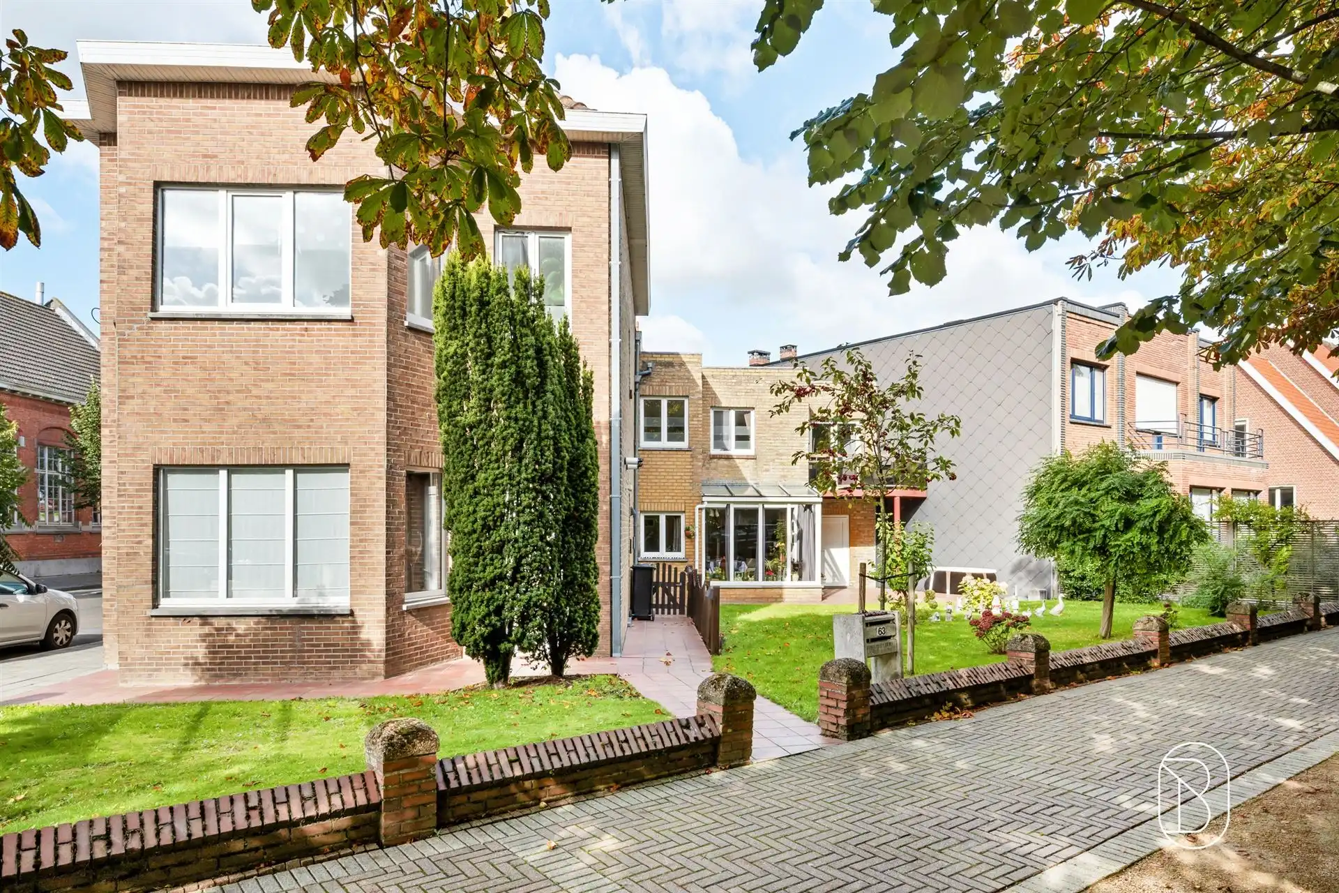 Opbrengsteigendom met 2 appartementen en 2 garages foto 2