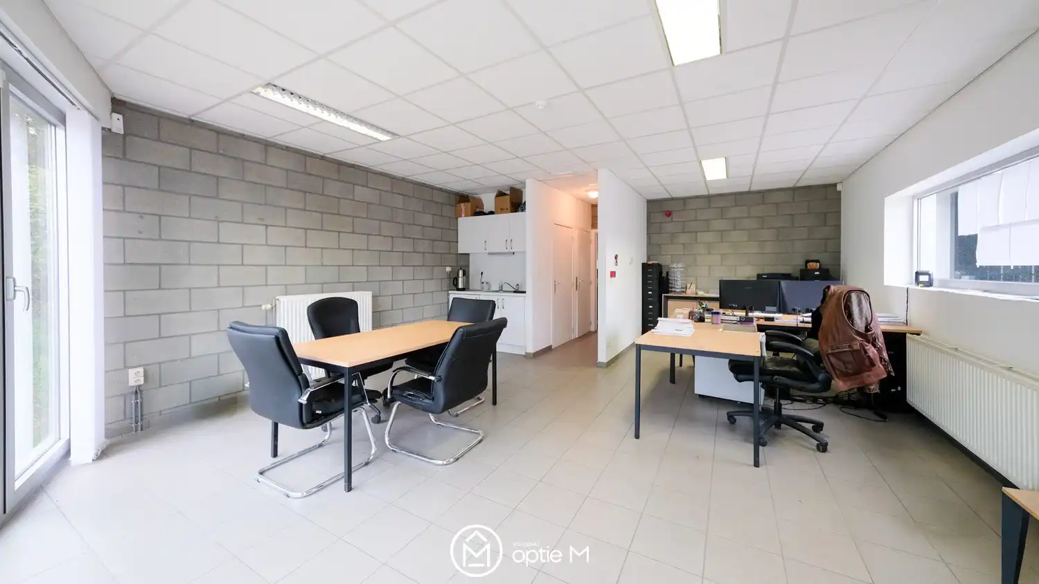 Vlot bereikbaar magazijn met kantoor te Huur in Paal foto 2