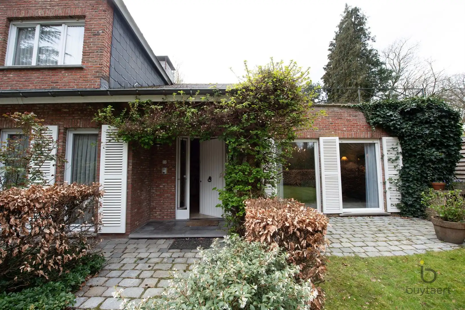 RUIMTE, LICHT ÉN RUST: GEZELLIGE FAMILIEWONING MET 5 SLAAPKAMERS MIDDEN IN HET GROEN! foto 2