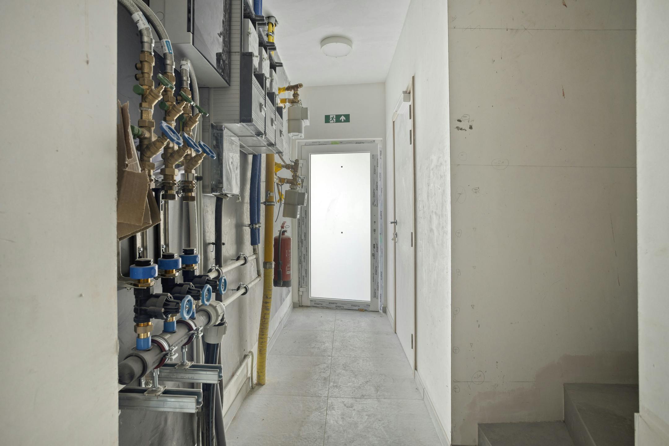 Pand met 2 gerenoveerde appartementen en winkel te Veurne. foto 18