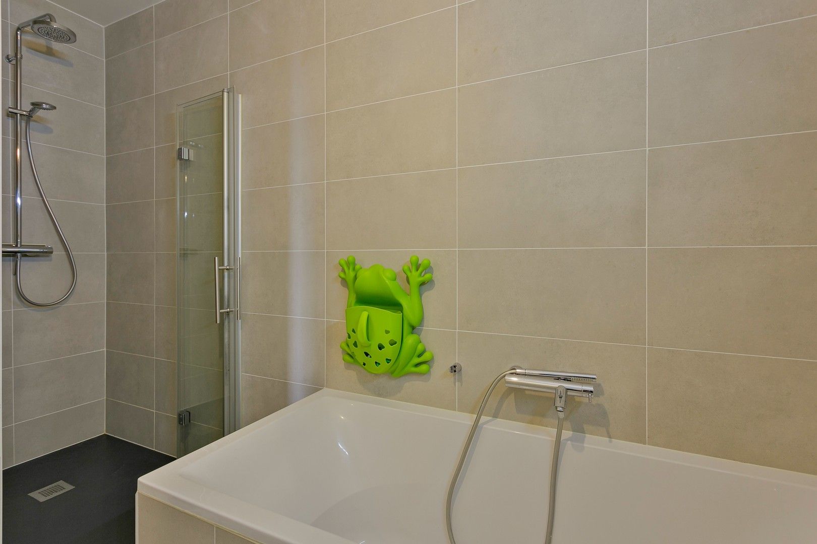 Prachtig hoekappartement met 2 grote terrassen, parking, fietsenstalling en kelder. foto 10