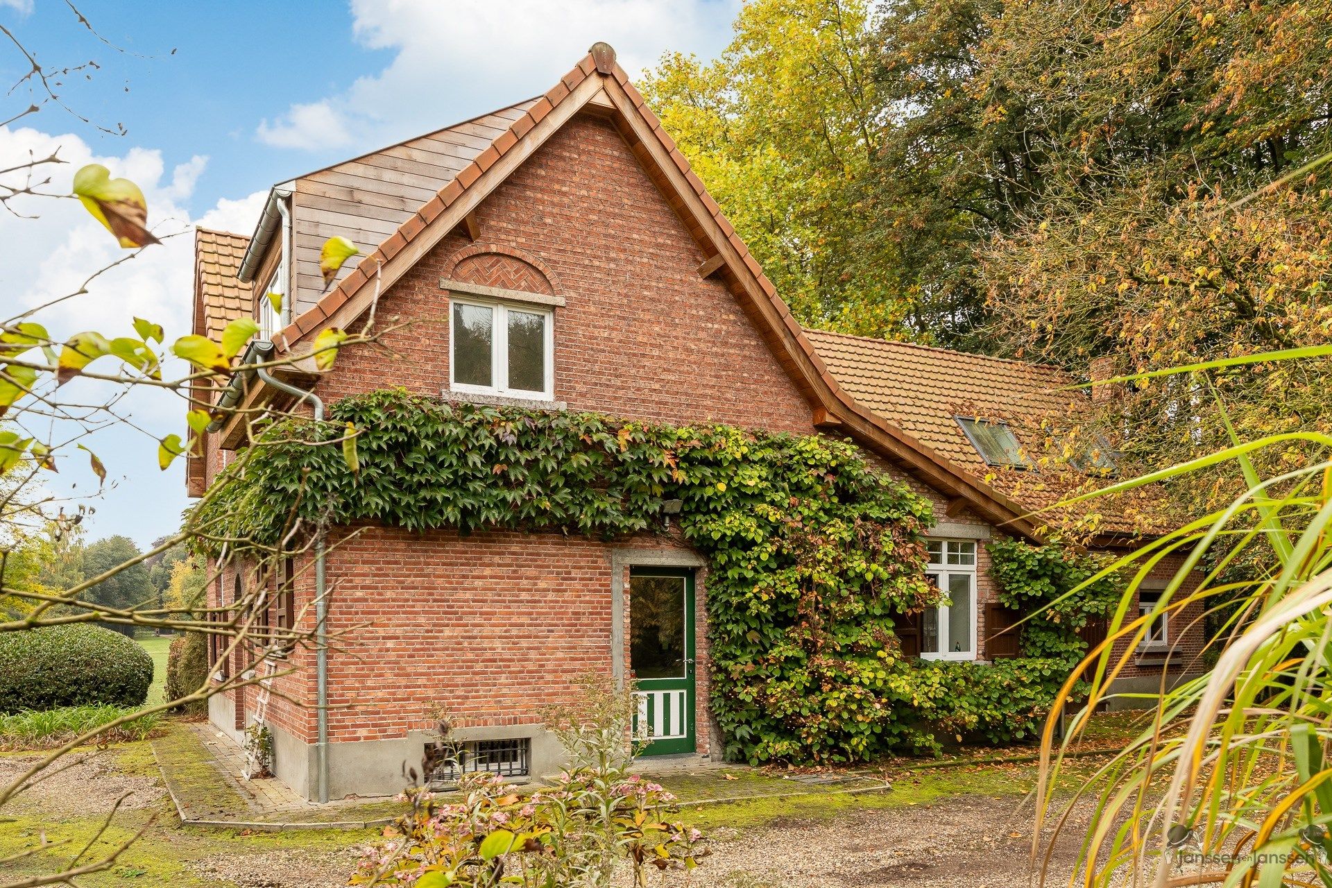 domein van ca.22 ha met 2 woningen foto 16