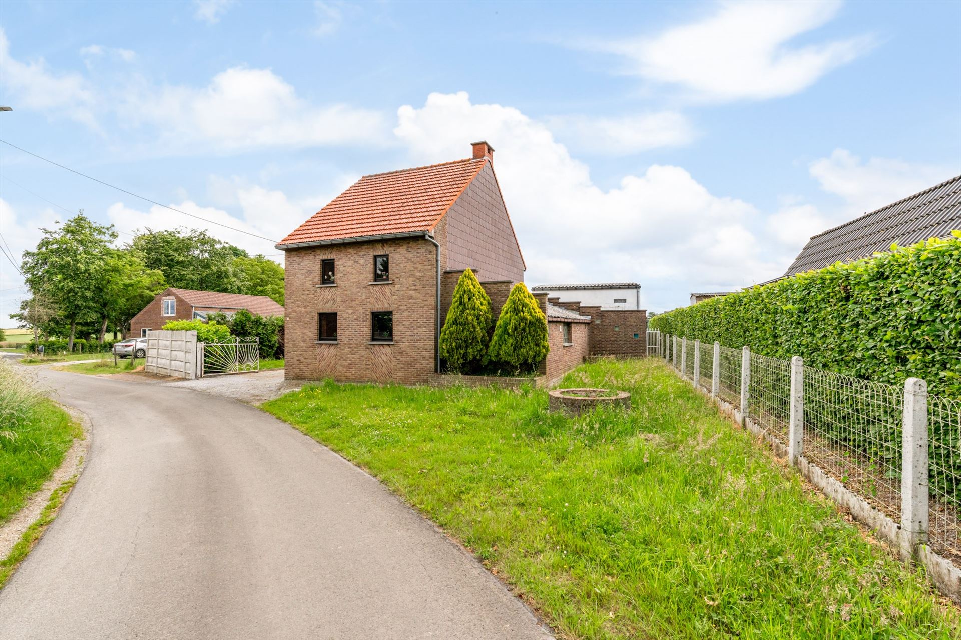 Hoofdfoto van de publicatie: Renovatiewoning met tuin in groene omgeving.