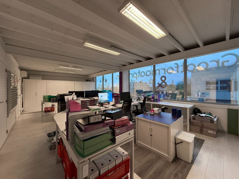 Modern bedrijfsgebouw met magazijn en kantoren foto 11