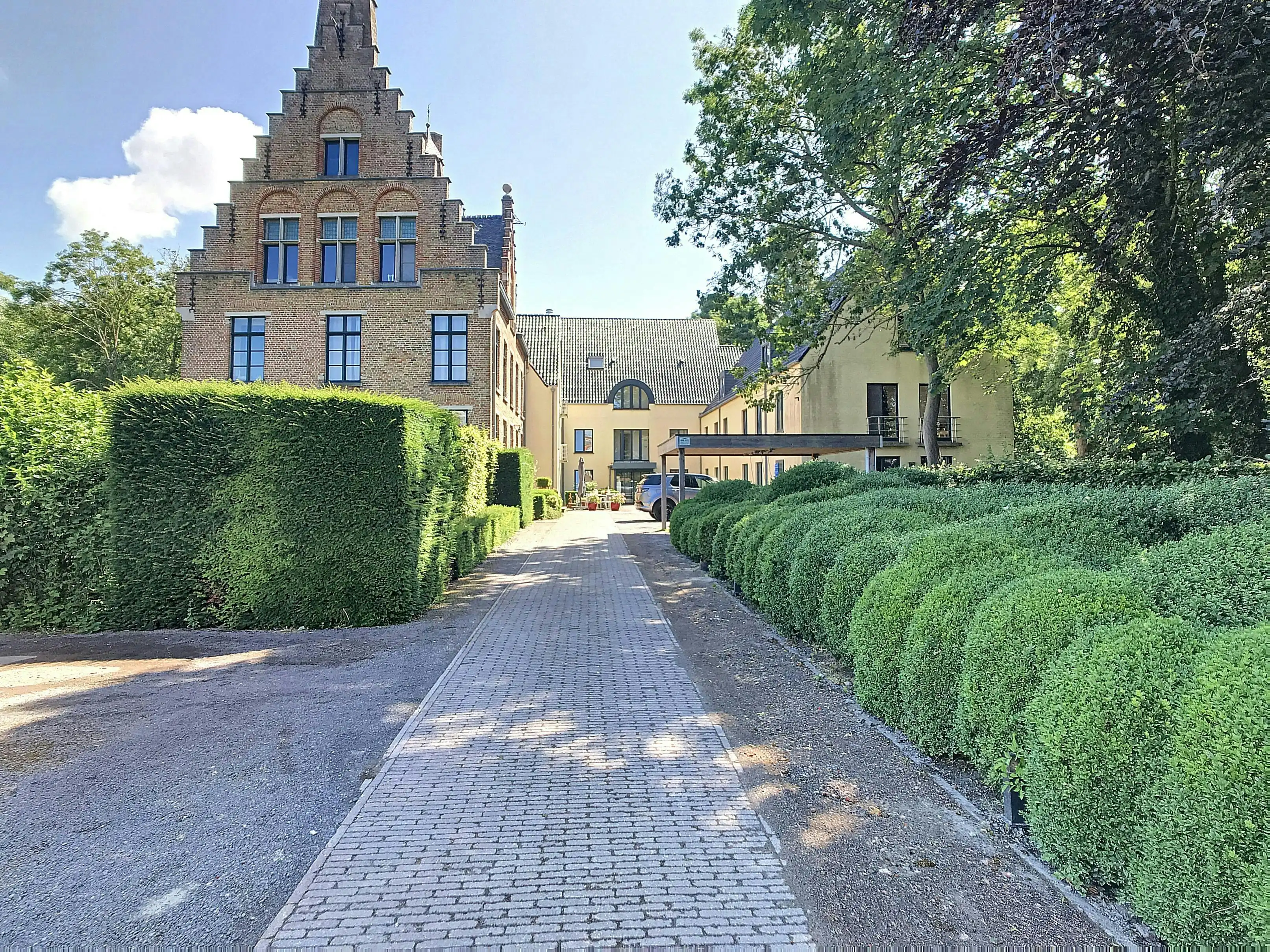 Assistentieflat met terras te koop in Brugge foto {{pictureIndex}}