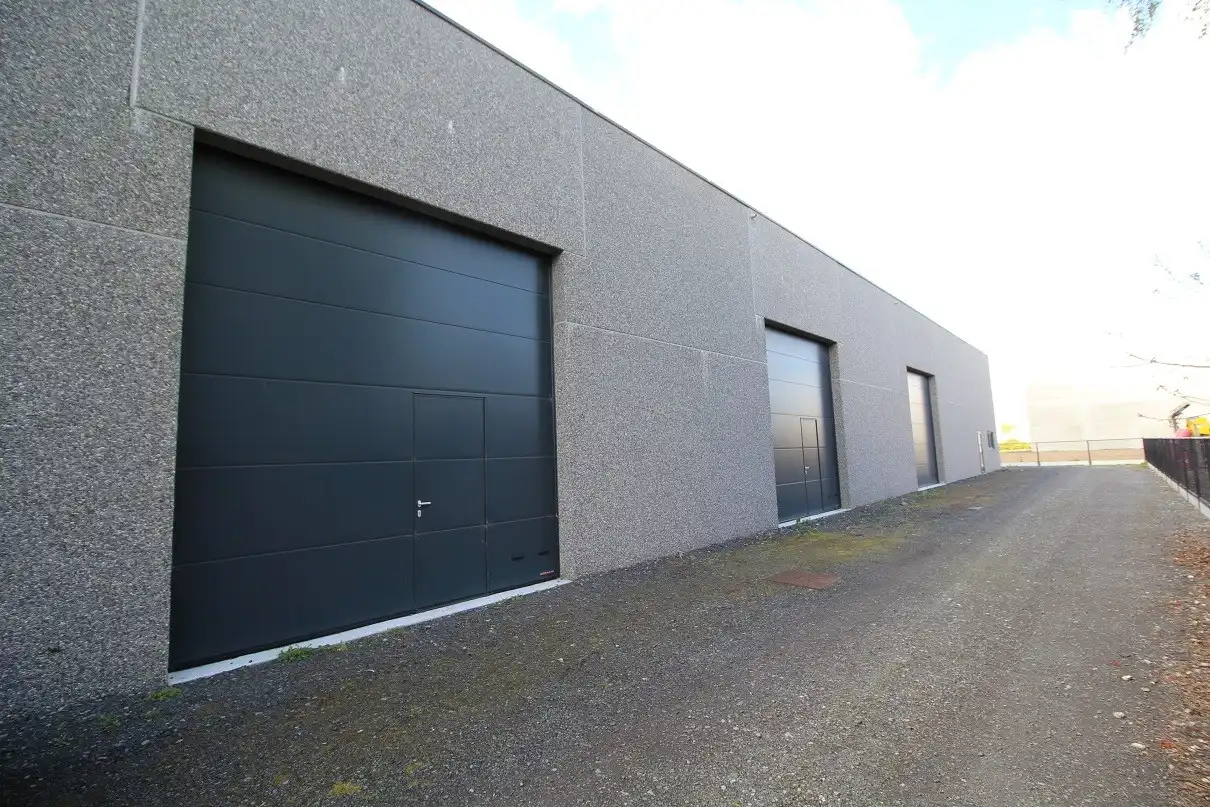 Opslagruimte met 2 poorten te huur! foto {{pictureIndex}}