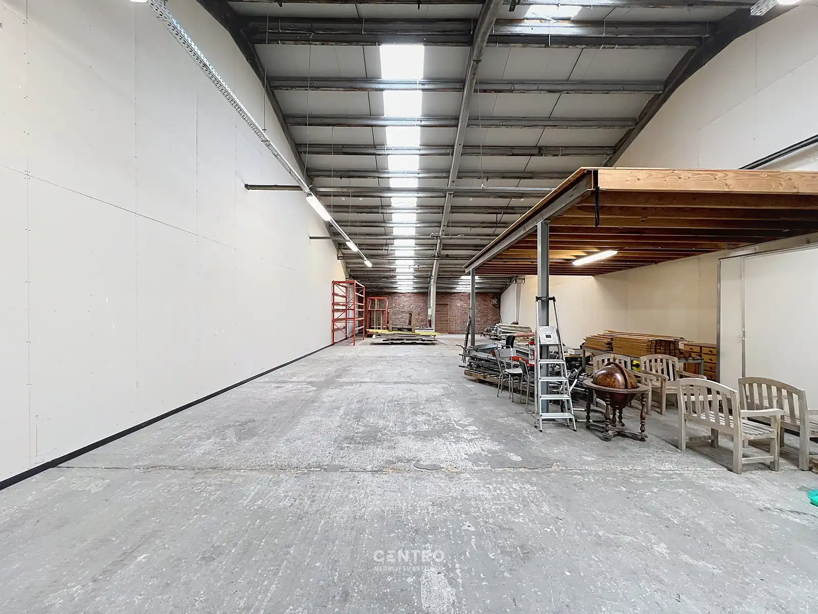 Magazijn van 315m² met mezzanine vlak bij de RING van Poperinge ! foto 6
