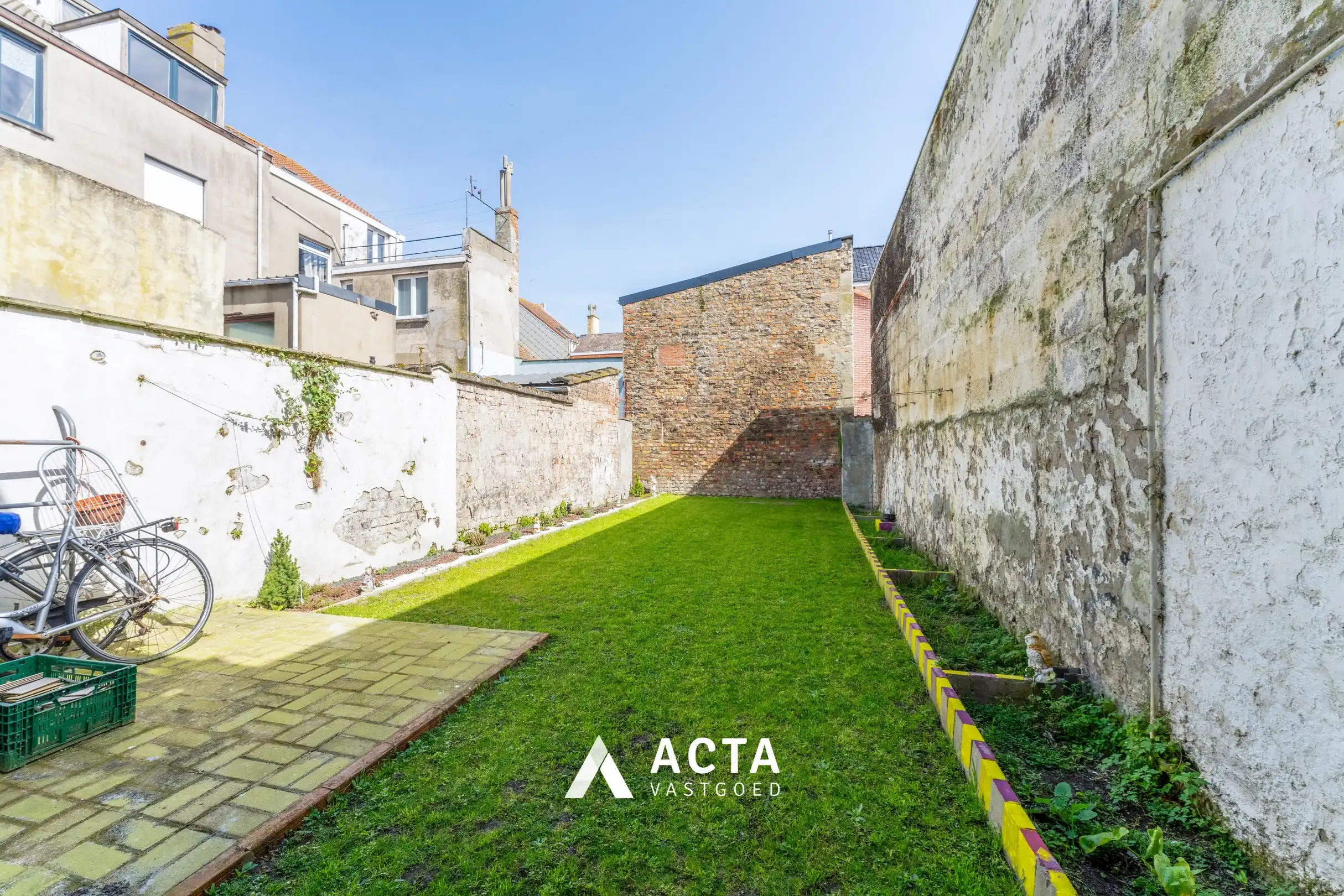 Ruime te renoveren stadswoning met 5 slaapkamers en tuin foto 2