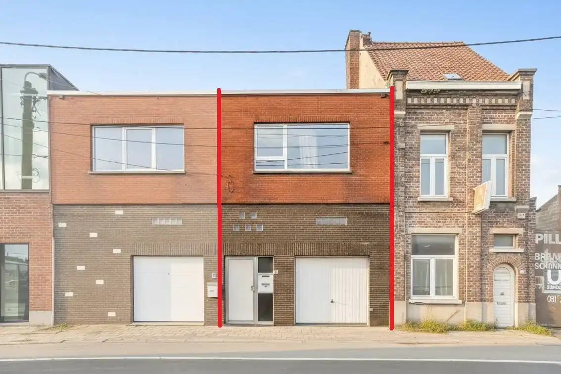 Bel-étage huis te koop met ruime garage en zicht op de vaart foto 2