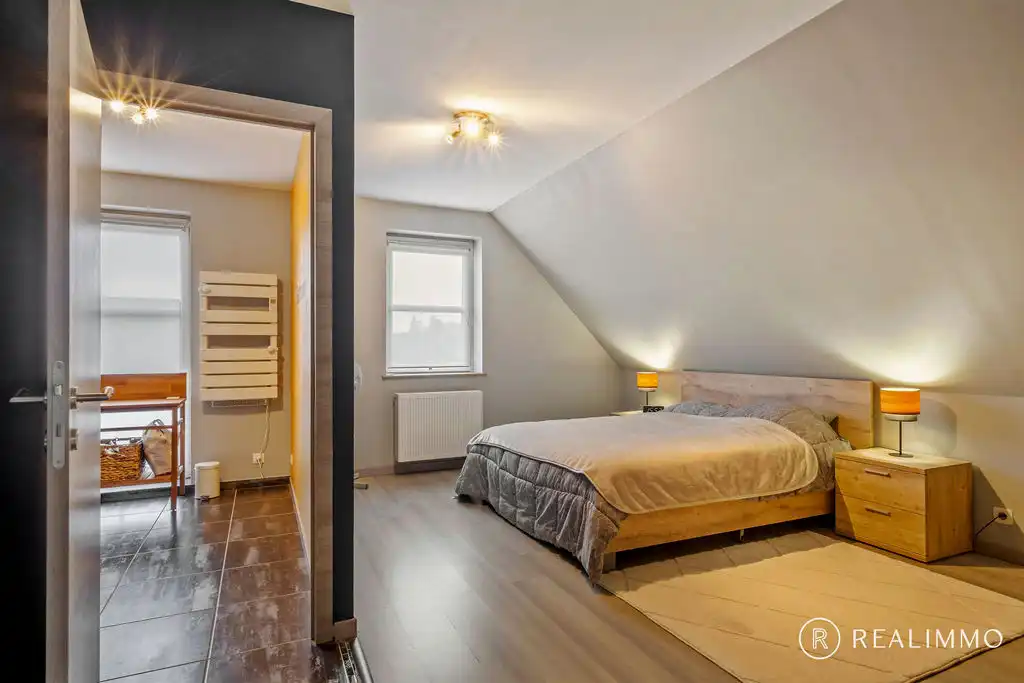 Ruime hedendaagse villa met zwembad in een gegeerde residentiële omgeving foto 16