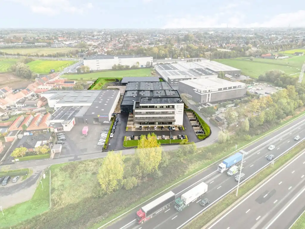 Semi-industrieel bedrijfsgebouw met buitenterrein en optionele all-in kantoren vlak aan de E17 te Deerlijk. foto {{pictureIndex}}
