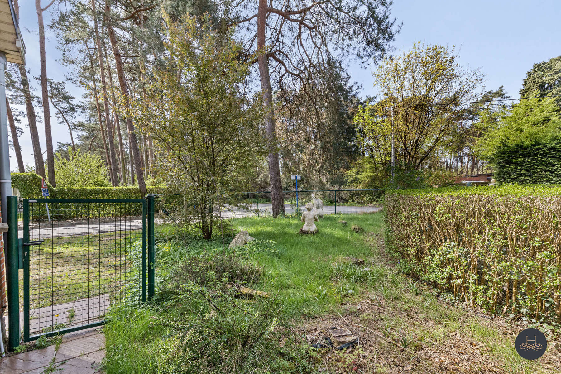 In het groen gelegen openstaande en te renoveren woning  foto 20