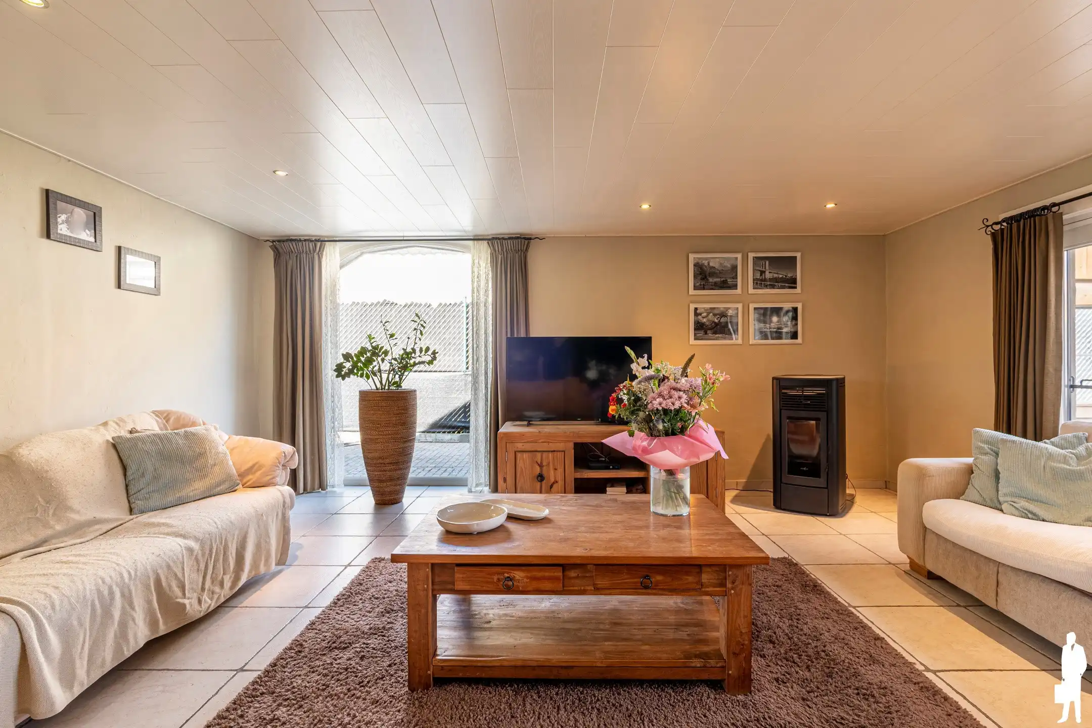 Vrijstaande villa met 4 slpk. gelegen op de dijk van kanaal  foto 4