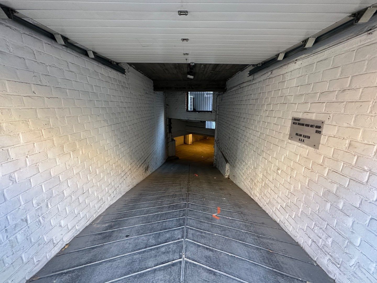 Veilige parkeermogelijkheid vlakbij St-Pietersstation : 1 garagebox beschikbaar. foto 2