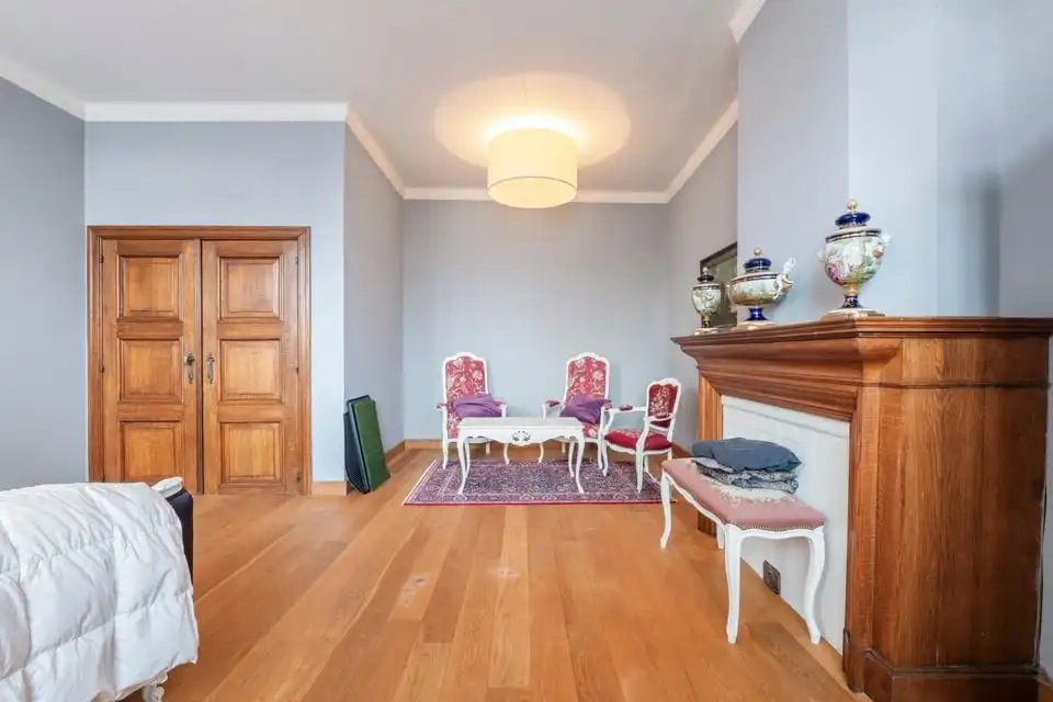 ICONISCH HANDELSPAND MET LUXUEUZE WOONST OP DE GROTE MARKT VAN SINT-TRUIDEN foto 13