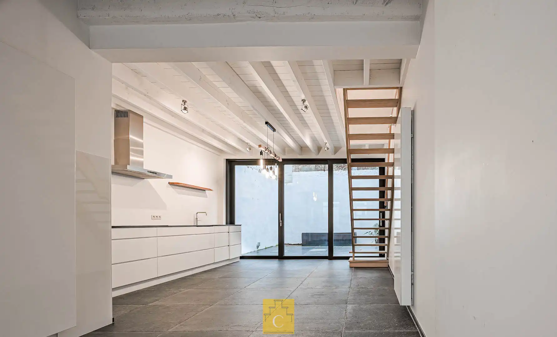 Trendy stadswoning - totaalrenovatie, strakke lijnen en een keitof terras - topligging Moerstraat foto 3