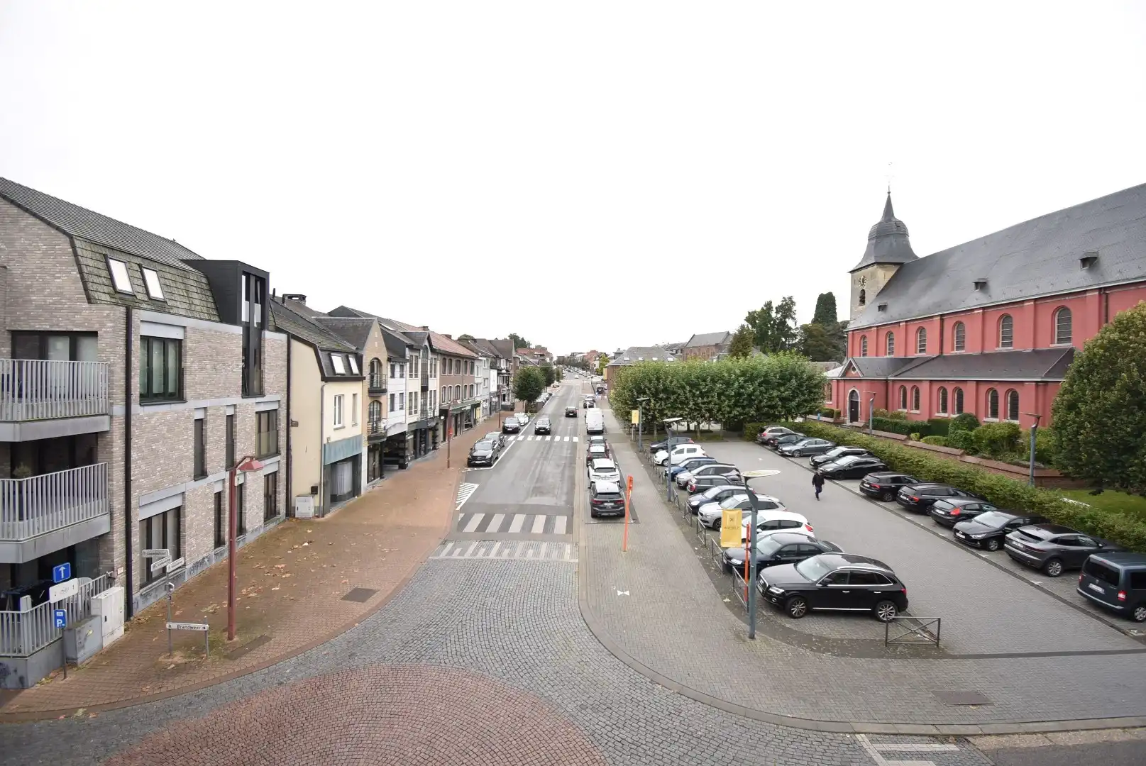 Knap en zeer degelijk afgewerkt twee-slaapkamer appartement met terras in hartje Hoeselt foto 12
