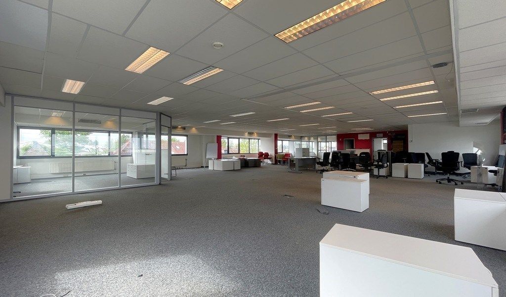 Ingedeelde kantoorruimte met parking te huur in Aartselaar foto 3