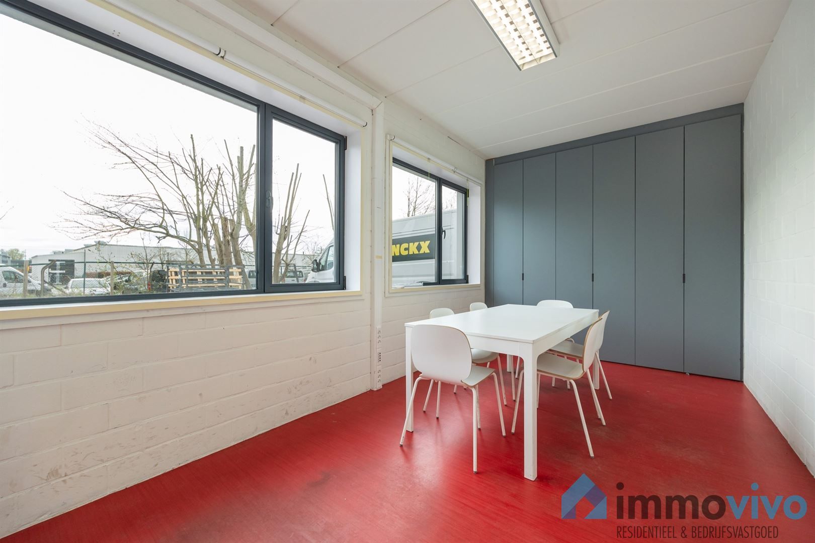 Instapklare KMO-unit van 400 m² met 160 m² kantoor en 5 pp. op toplocatie foto 12