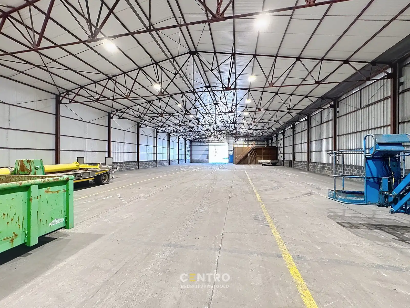 Geïsoleerd MAGAZIJN (1.000m²) te huur met mezzanine (85m² op industriezone te Zedelgem foto 2