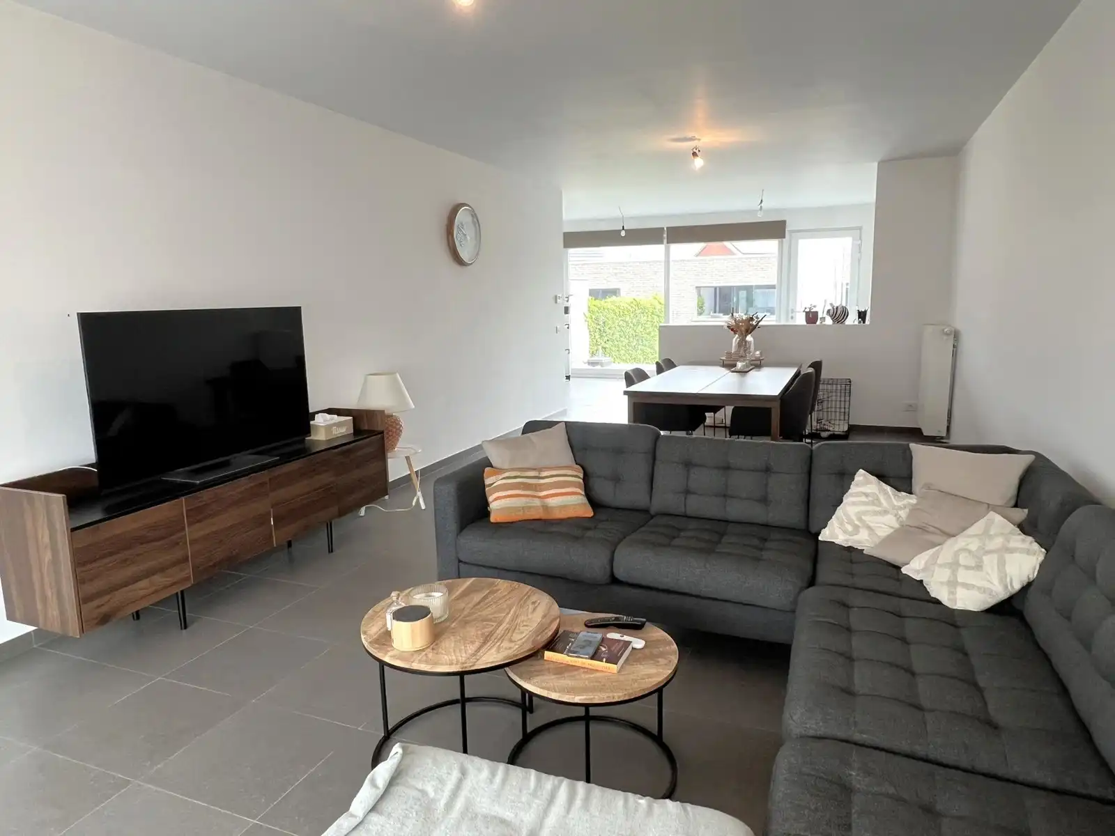 Comfortabele  instapklare woning met drie slaapkamers, tuin en dubbele garage.   foto 2
