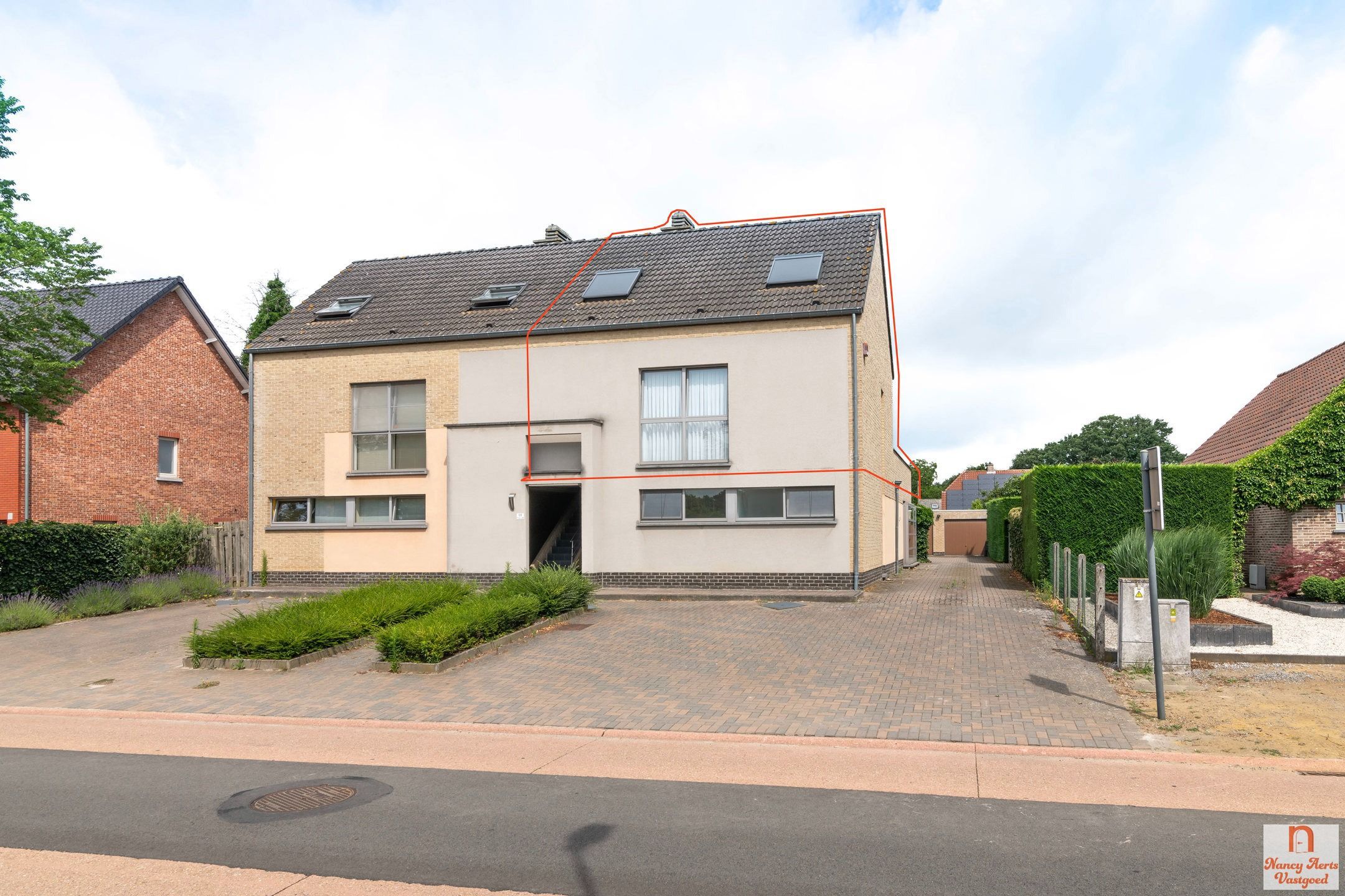 Lichtrijk duplexappartement met grote kelder en mega terras foto 2
