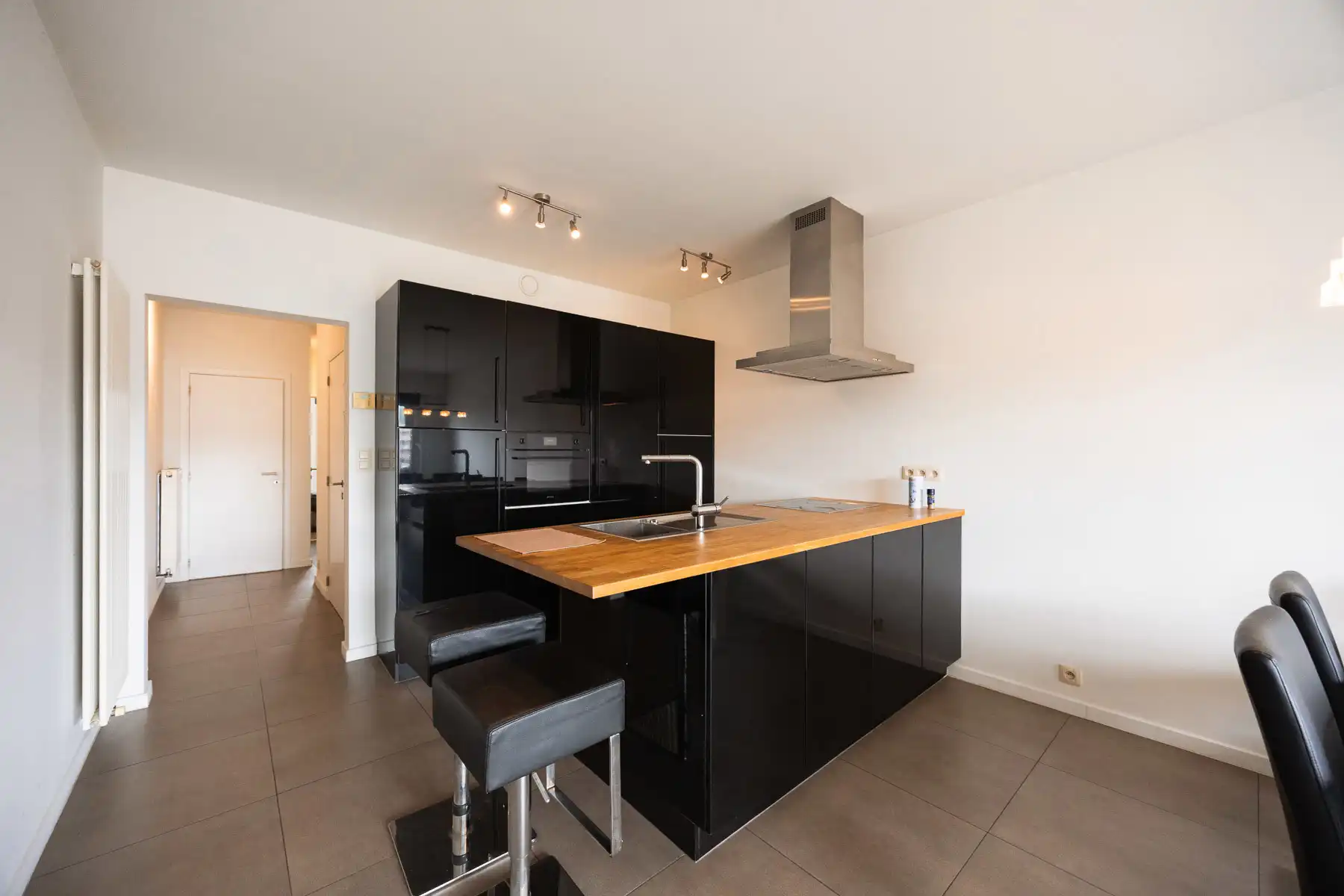 Instapklaar gelijkvloers appartement met tuin en carport foto 5