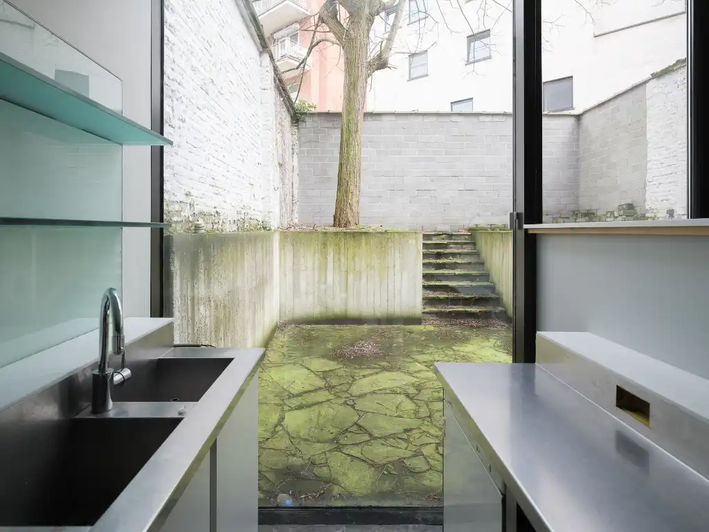 Handelspand gelegen achter een statige gevel op een vlot bereikbare locatie tegenover het Citadelpark. foto 8