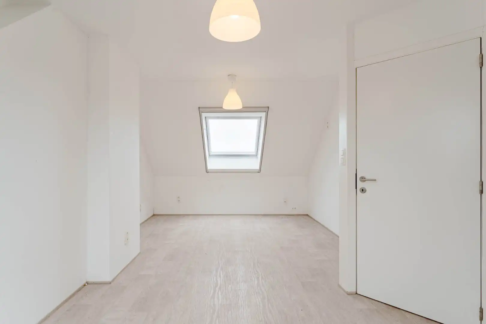 Gerenoveerde, goed onderhouden woning nabij het centrum van Bree mét een grote garage/werkplaats bereikbaar langs de Filterstraat aan de achterzijde van de woni foto 23