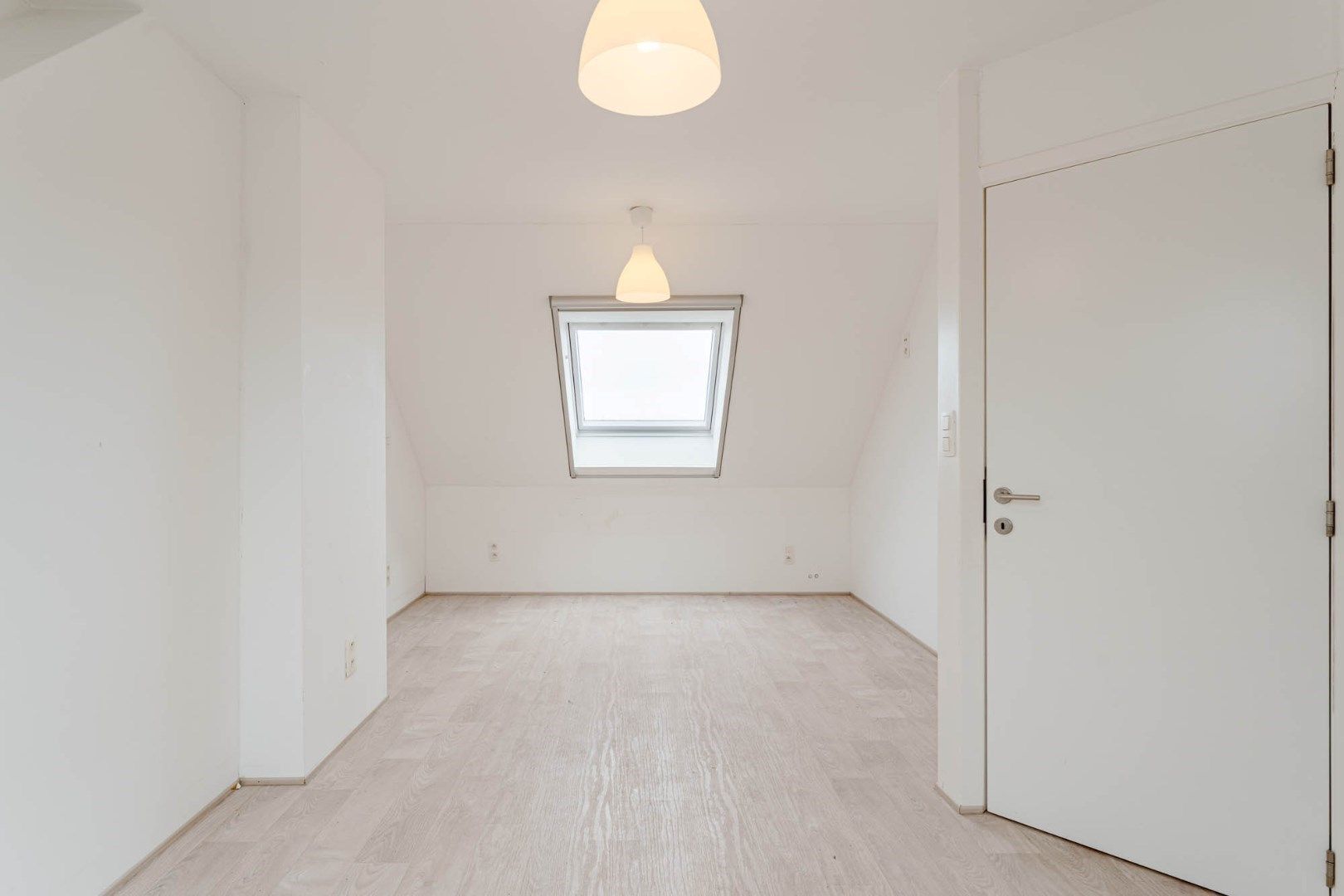 Gerenoveerde, goed onderhouden woning nabij het centrum van Bree mét een grote garage/werkplaats bereikbaar langs de Filterstraat aan de achterzijde van de woni foto 23