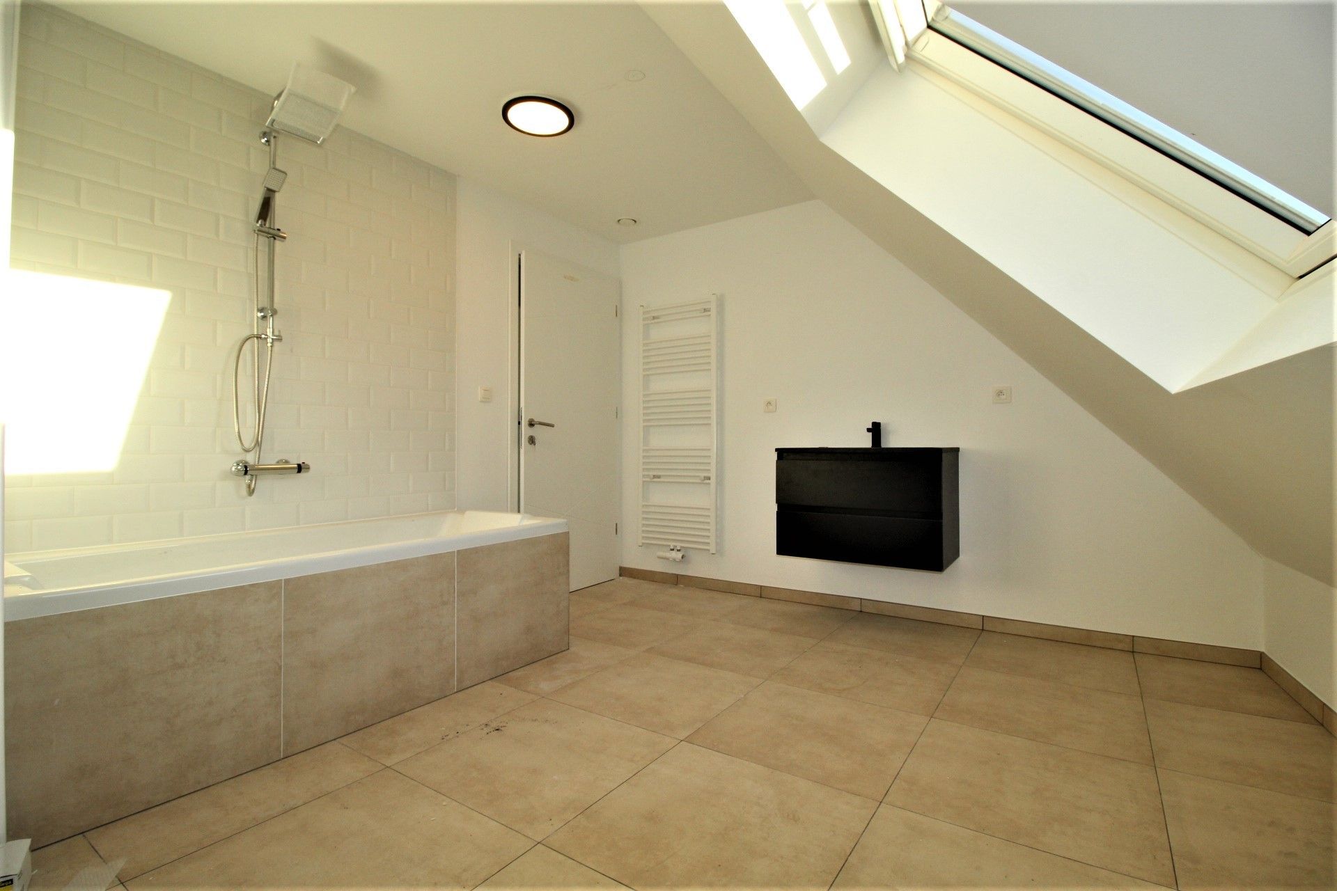 Klassevolle nieuwbouwwoning pal in centrum Brakel. foto 8