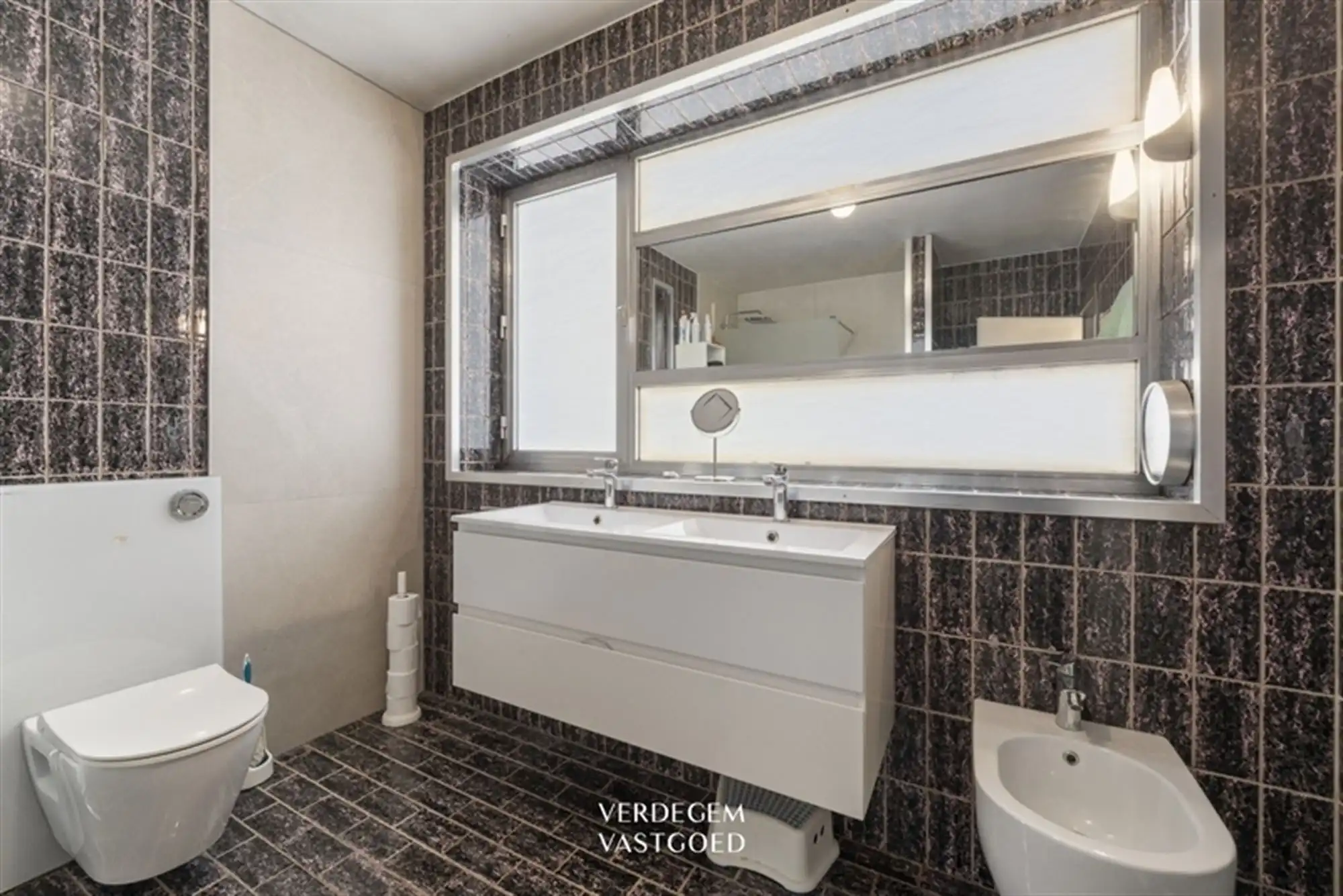 Ruime woning met 5 slaapkamers, zuidwestgerichte tuin en inpandige garage met oprit in een rustige straat foto 11