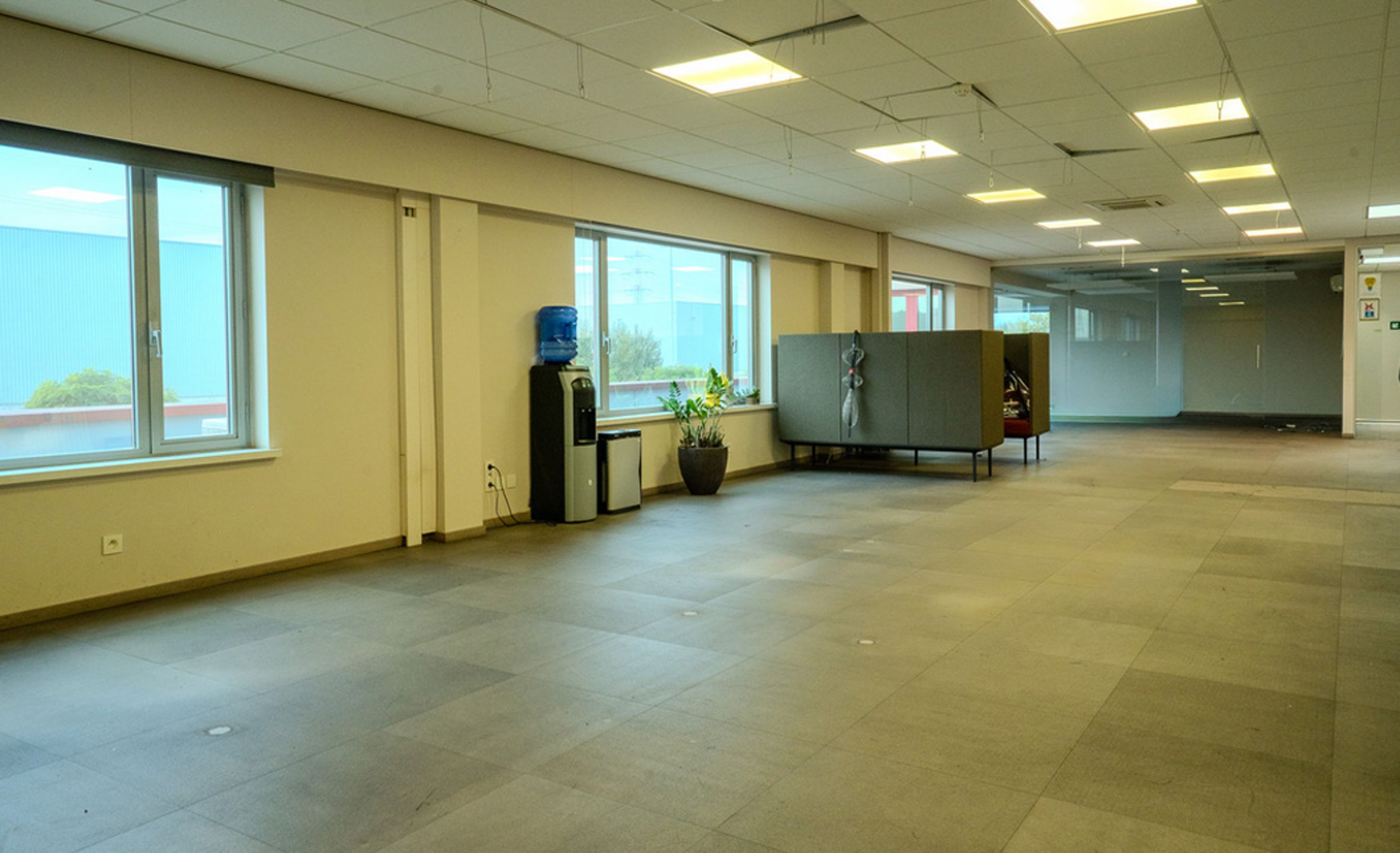 Kantoren & magazijn te huur, grondoppervlak van 5.992 m² foto 12