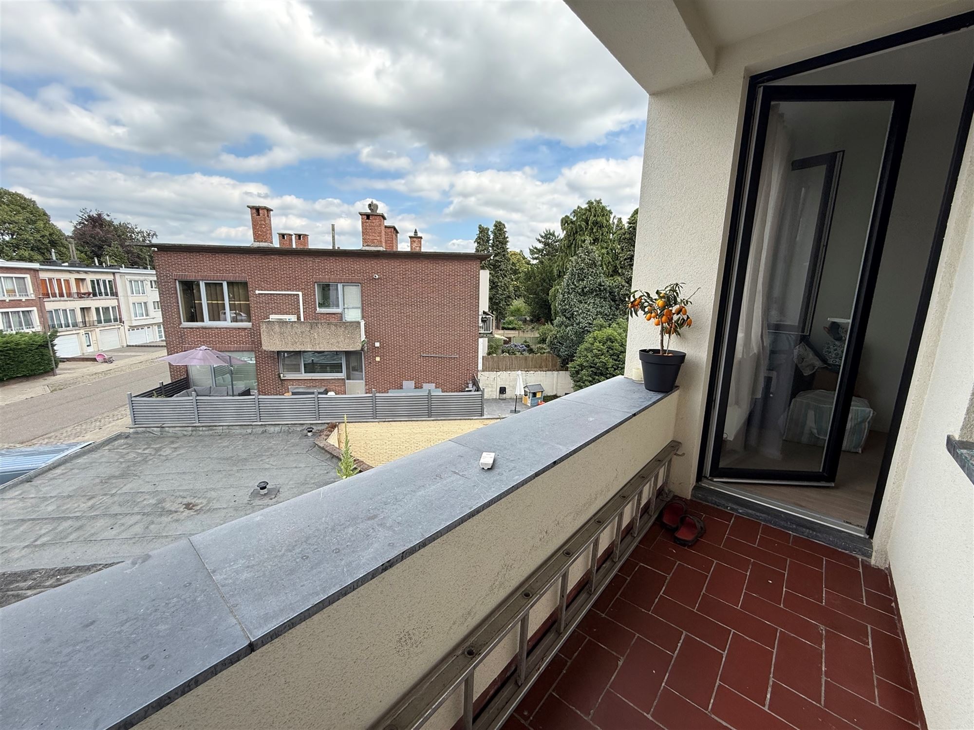 Gerenoveerd 2 slaapkamer appartement met terras foto 9