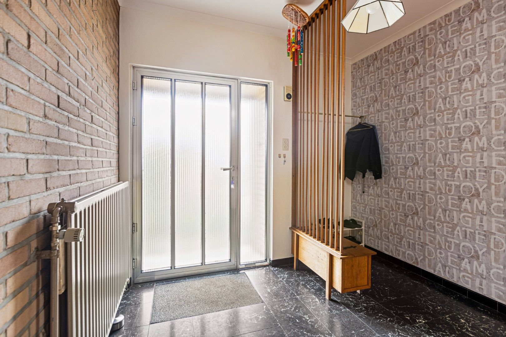 Ruime woning met 5 slaapkamers + inrit aan achterzijde foto 4