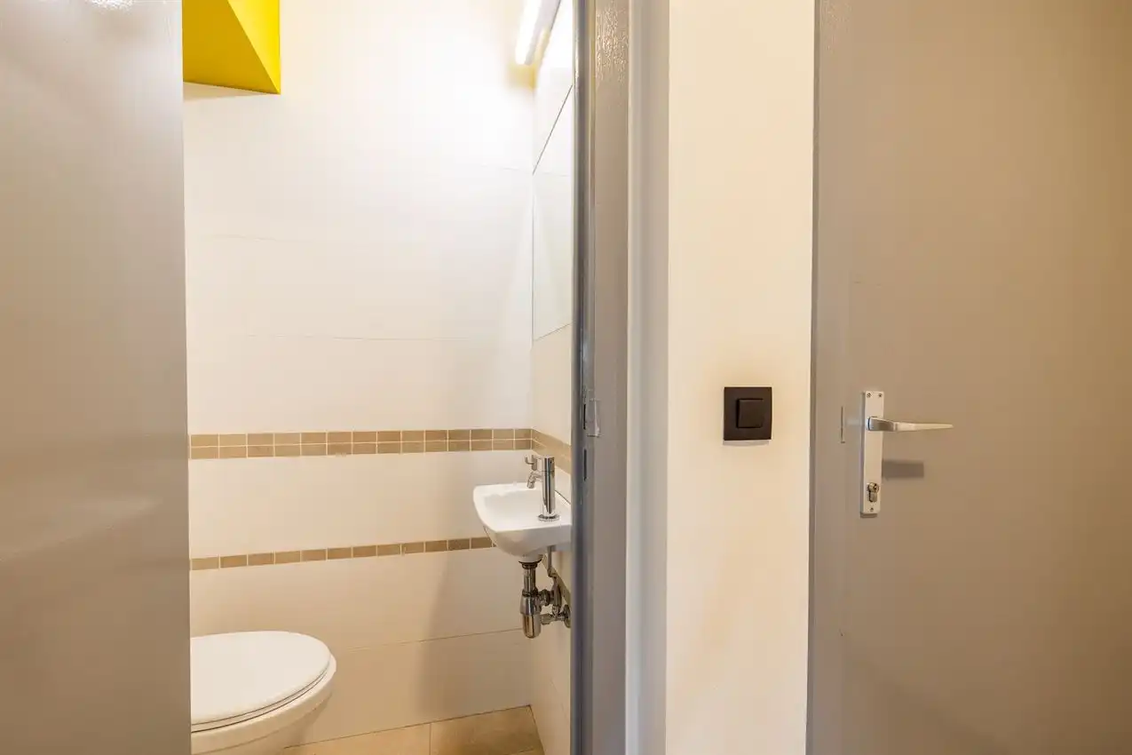 Vernieuwd app, twee slaapkamers, terras en garage foto 28