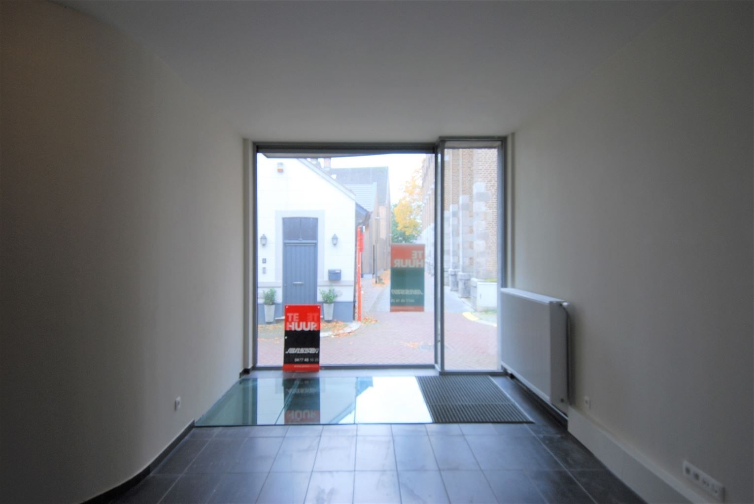 Gelijkvloers appartement met 2 slaapkamers en binnenkoer, gelegen in het centrum van Maaseik, vlak aan de markt. foto 4