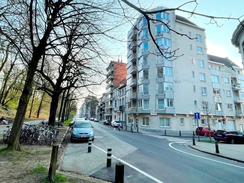 Residentieel erg ruim appartement met parkzicht en drie terrassen foto {{pictureIndex}}
