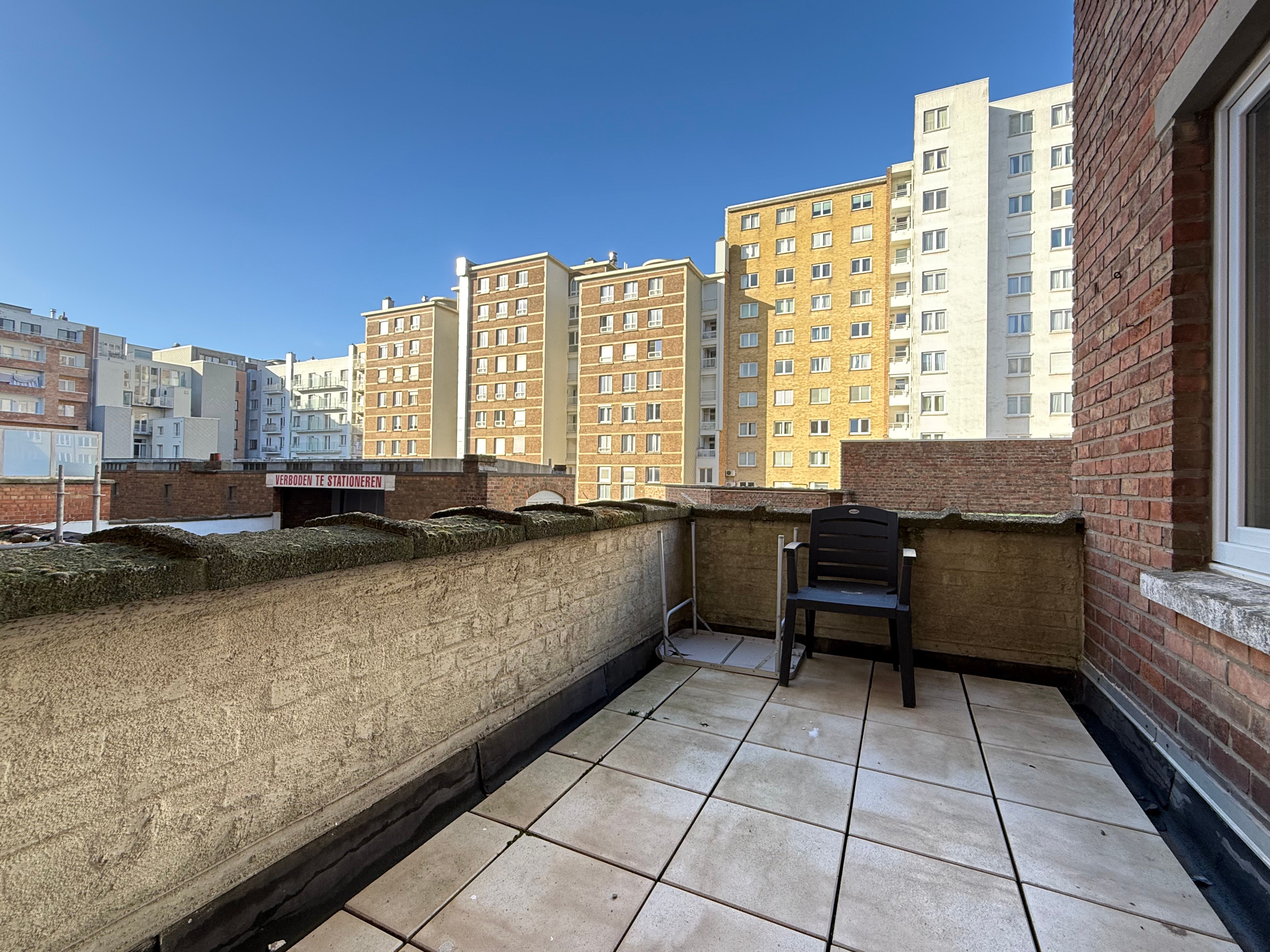 Stijlvol gerenoveerd appartement met 2 slaapkamers en terras foto 17