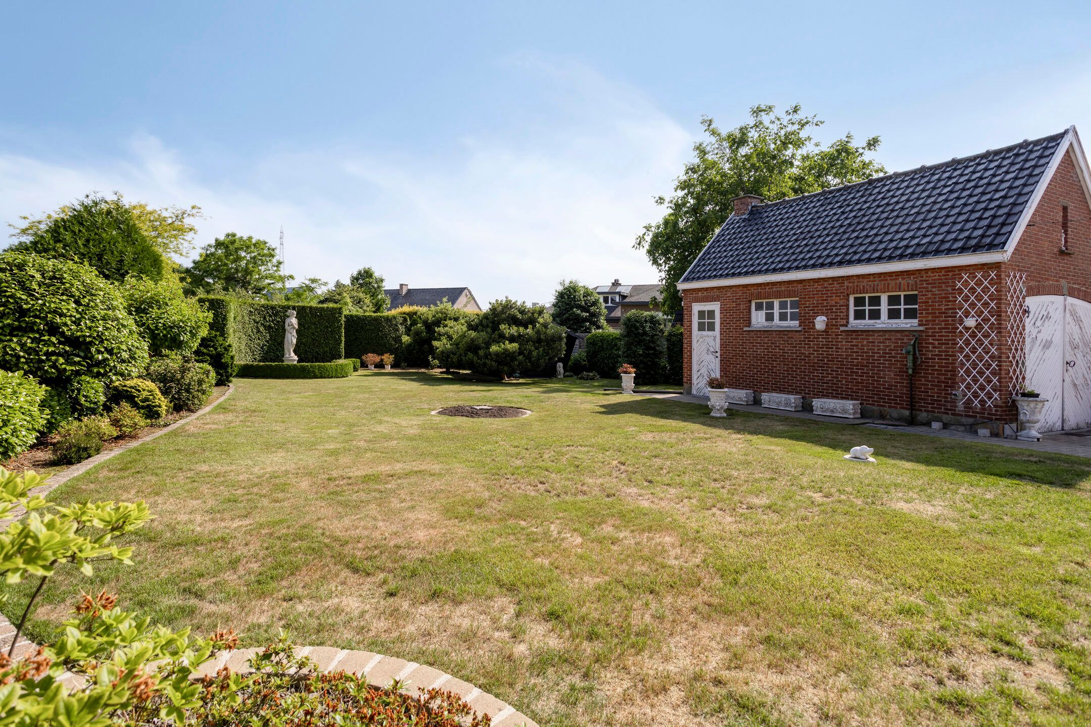 Te renoveren woning met veel potentieel foto 24