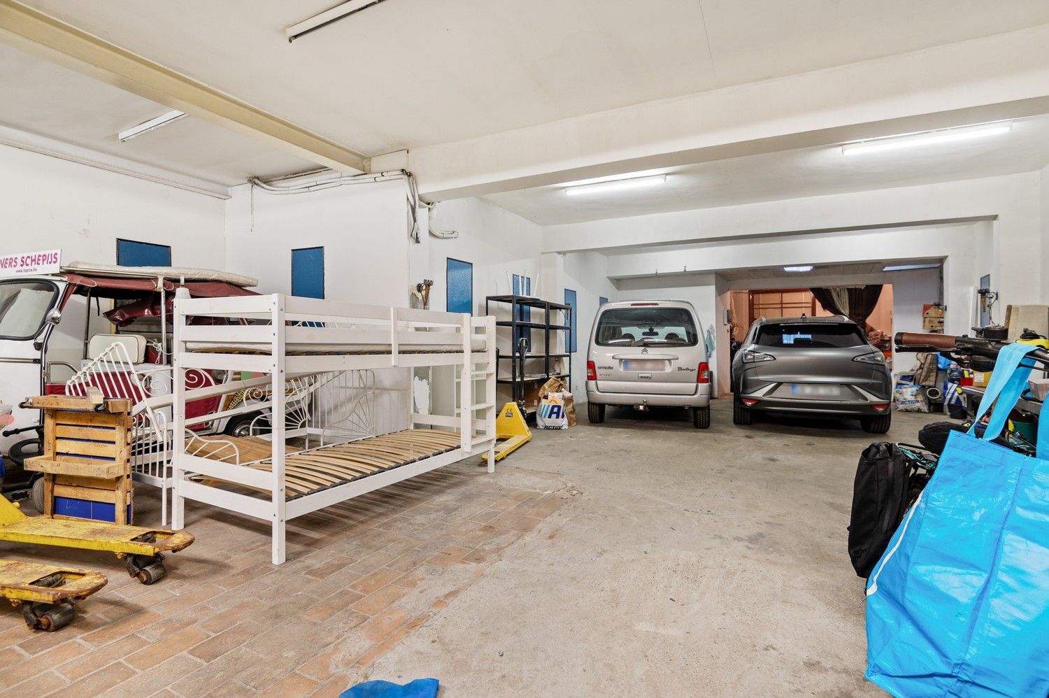 Opbrengsteigendom met een groot magazijn en 3 appartementen te koop! foto 2