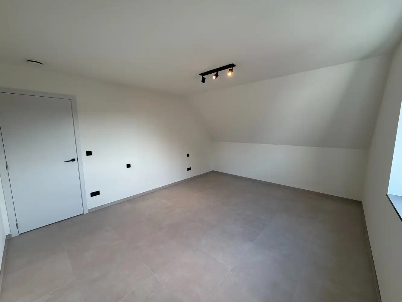 Zeer ruim appartement te huur foto 10