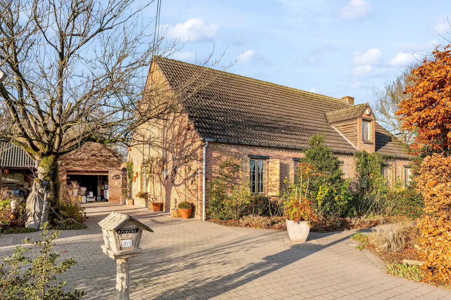 CHARMANTE WONING MET RUIME TUIN EN VIJVER I 4 SLPK I PUTTE foto 3