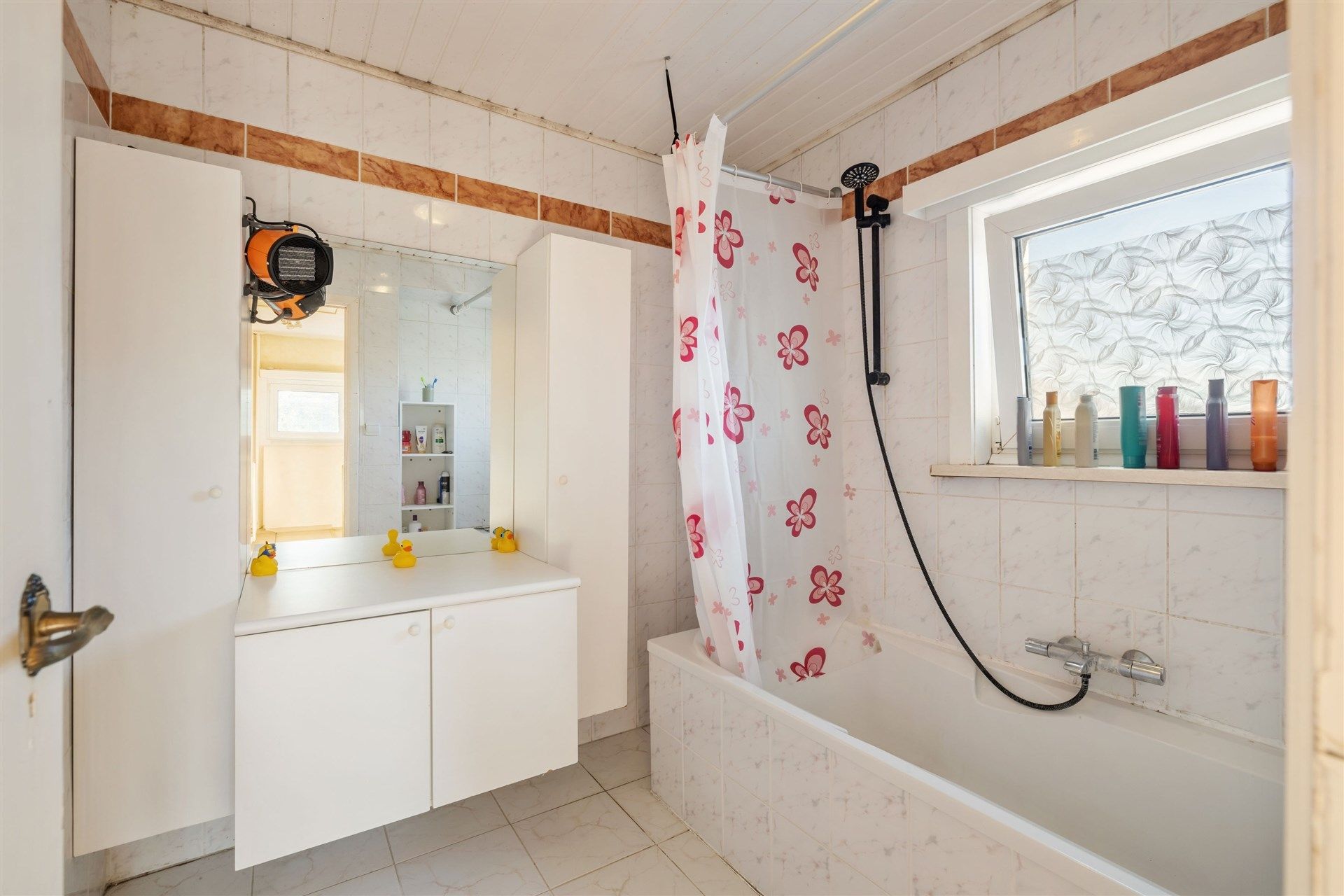 Instapklare gezinswoning met 3 slaapkamers en garage foto 10