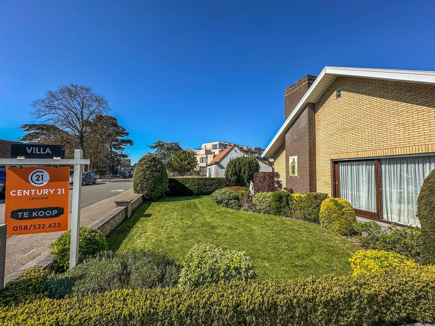 Goed onderhouden villa-bungalow in het hartje van Oostduinkerke-dorp. foto 3