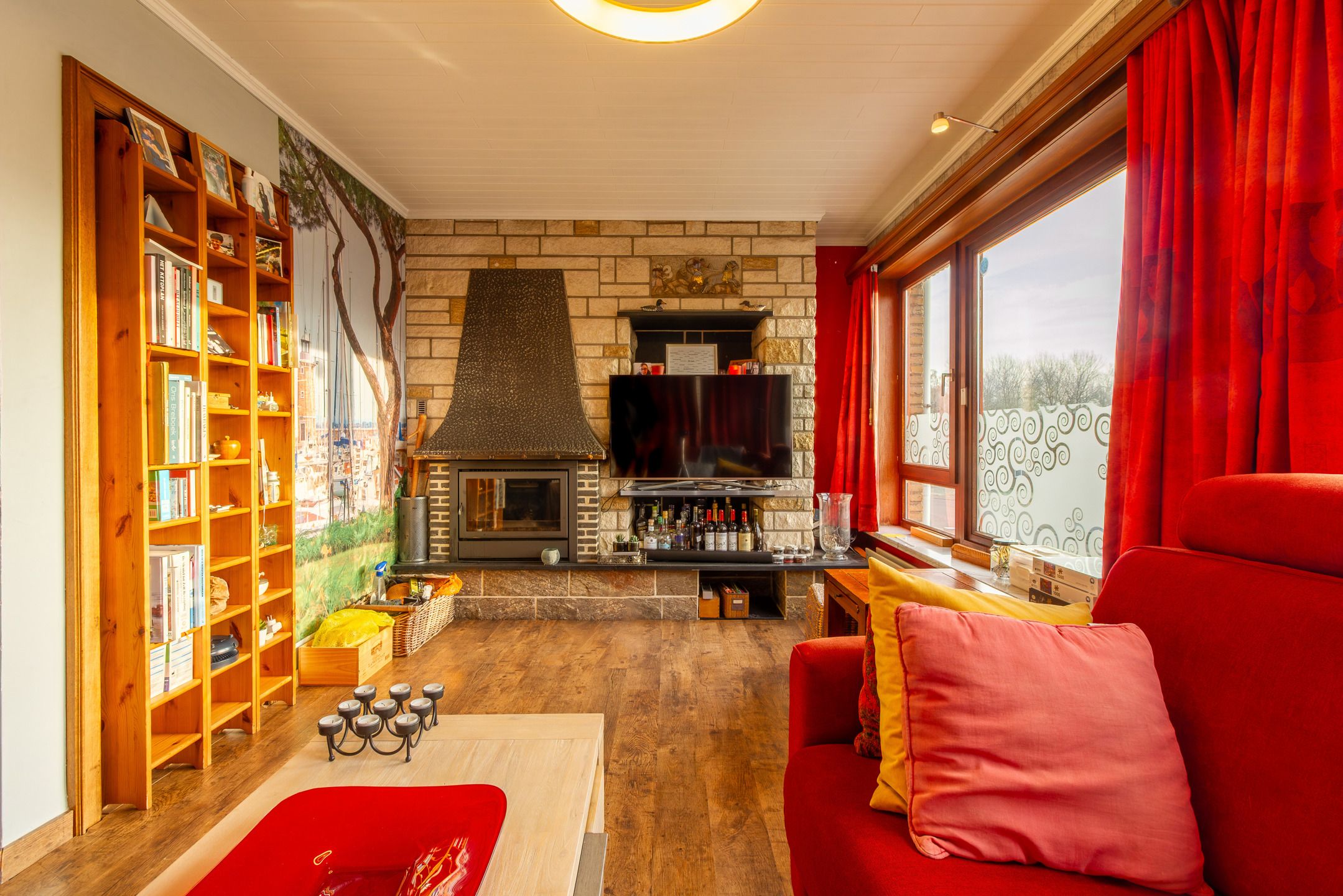 Charmante gezinswoning met potentieel, grote oprit en tuin foto 2