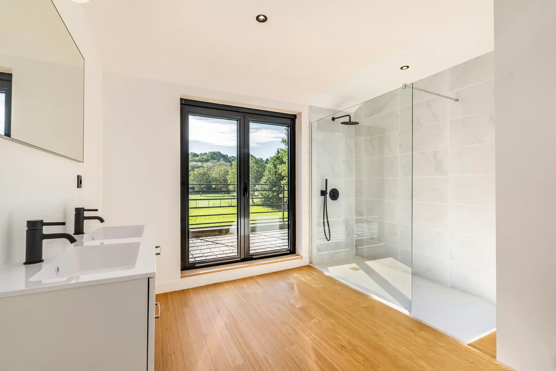 Gerenoveerde villa in een groene omgeving nabij alle invalswegen foto 18