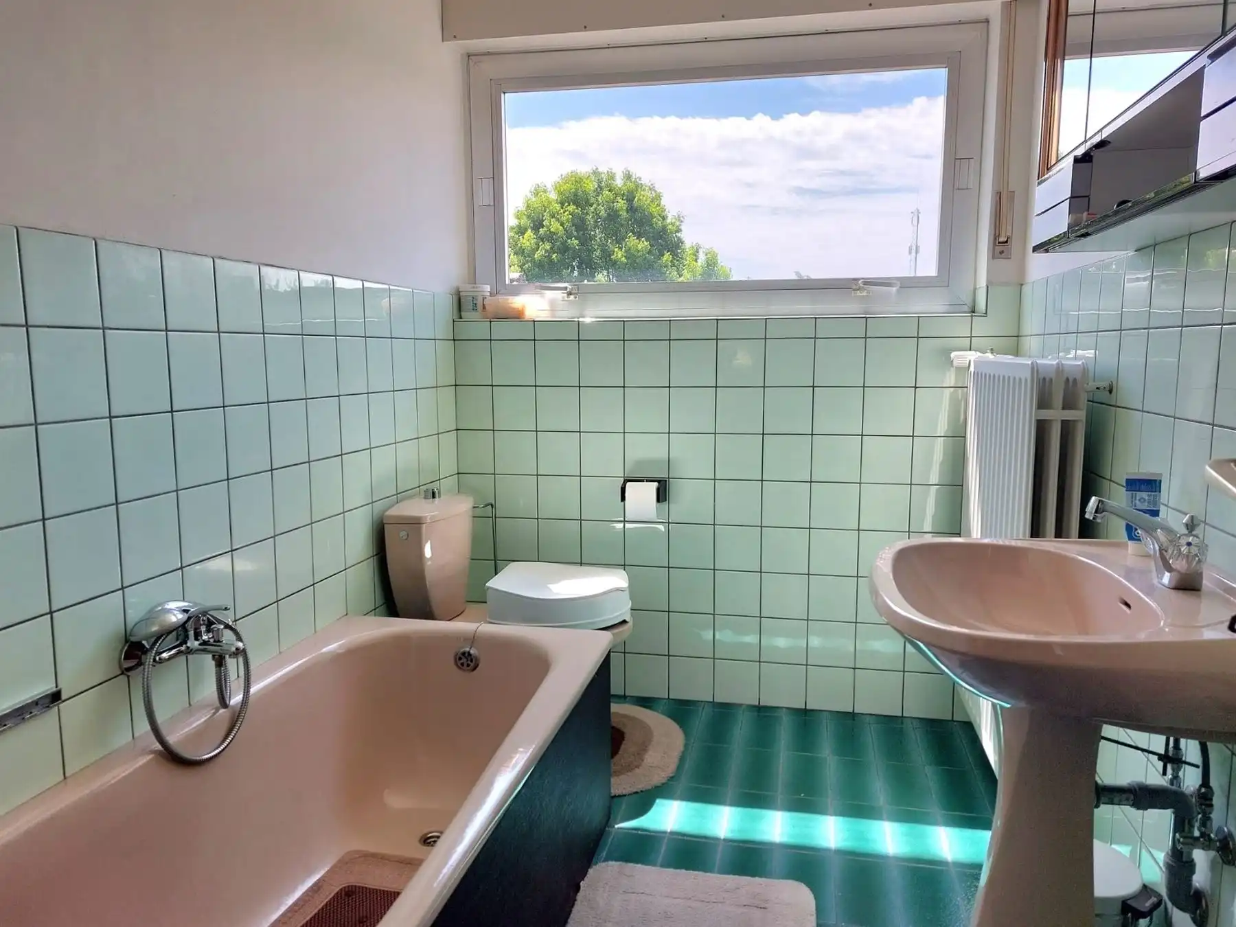 SUPER GELEGEN RIJWONING MET GARAGE  foto 11