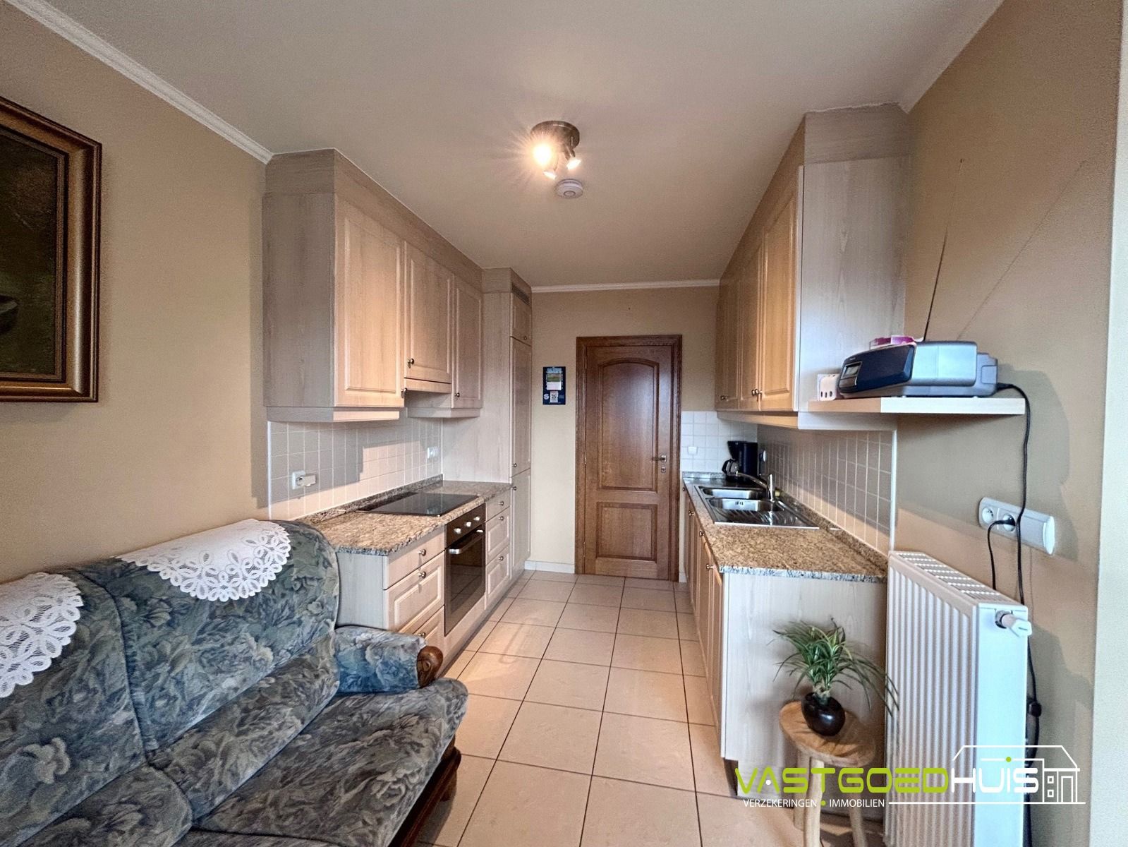 Instapklaar tweeslaapkamerappartement met terras en garage foto 12